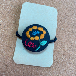 くるみボタンの刺繍ヘアゴム✳︎カラフルなお花 7枚目の画像