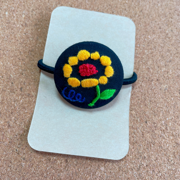 くるみボタンの刺繍ヘアゴム✳︎カラフルなお花 6枚目の画像
