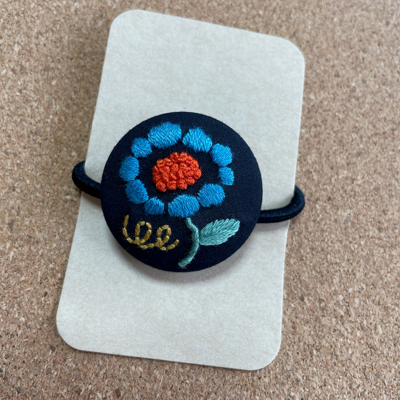 くるみボタンの刺繍ヘアゴム✳︎カラフルなお花 9枚目の画像