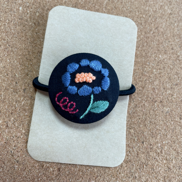 くるみボタンの刺繍ヘアゴム✳︎カラフルなお花 8枚目の画像