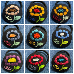 くるみボタンの刺繍ヘアゴム✳︎カラフルなお花 1枚目の画像