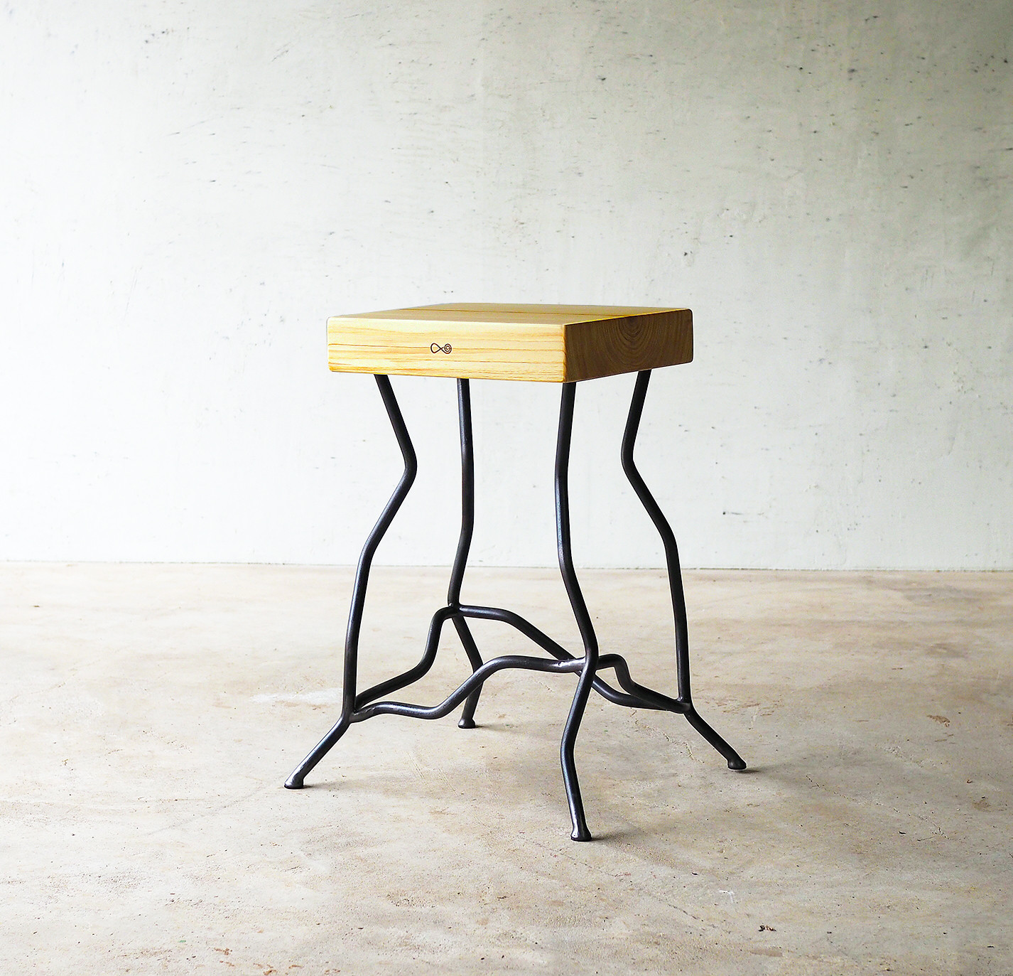 国産 天然無垢材 ヒノキのアイアンスツール（Novo）45cm ・無垢材スツール