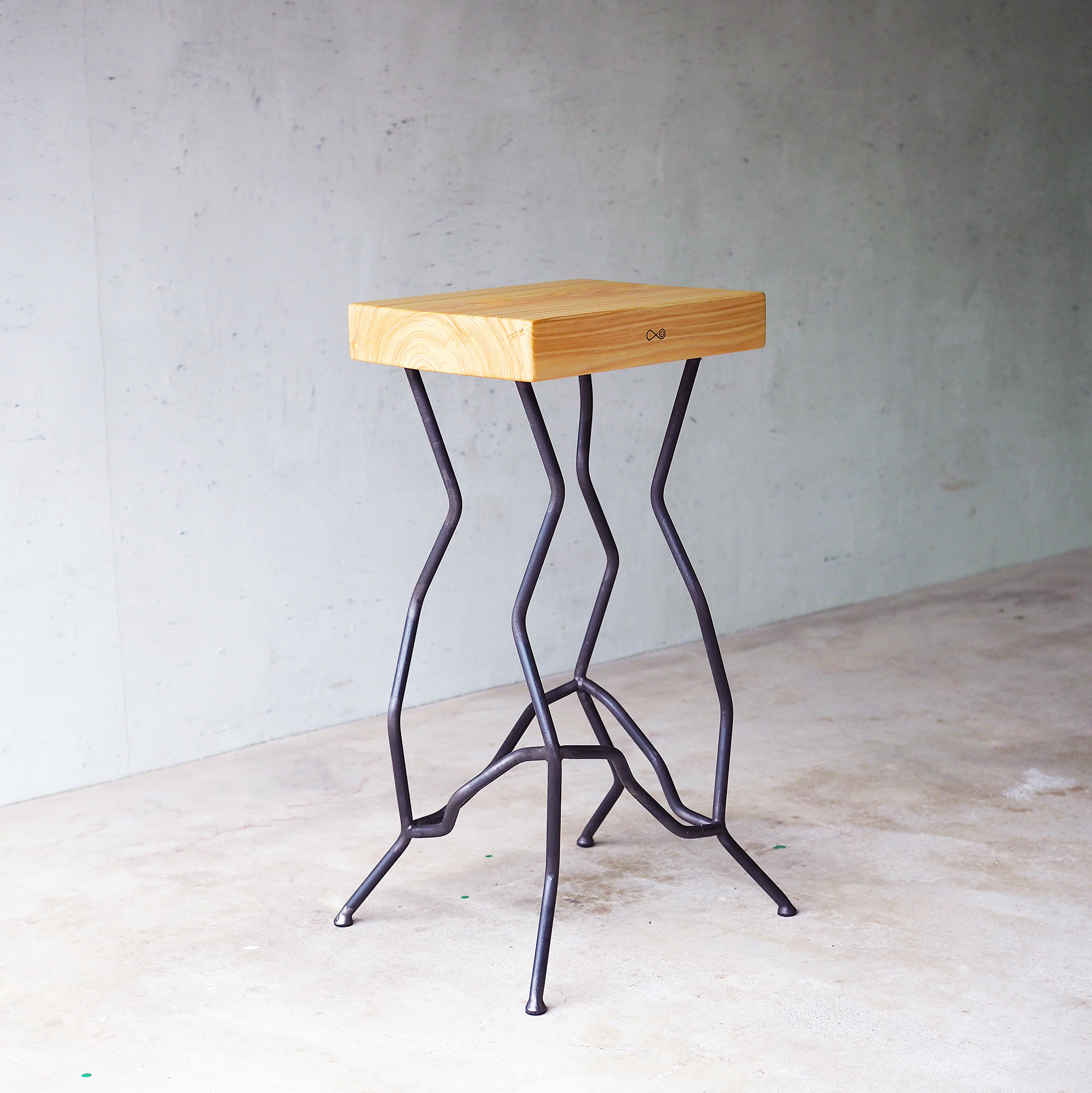 60cm 天然無垢材ヒノキのアイアンスツール（Novo）バースツール・カウンタースツール