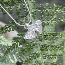 イチョウの葉の形をしたネックレス 4枚目の画像