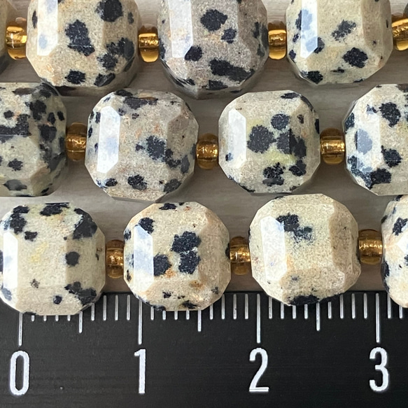 6粒  ハンドメイド素材　天然石ビーズ　ダルメシアンジャスパー　キューブカット 2枚目の画像