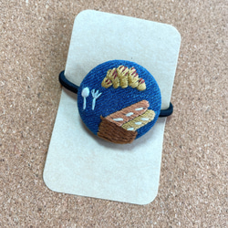 くるみボタン　刺繍ヘアゴム　カフェ風　パン 1枚目の画像