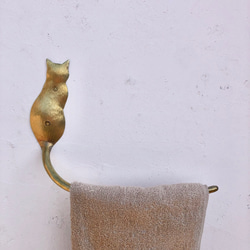 真鍮製　猫の後ろ姿のタオルハンガー 1枚目の画像
