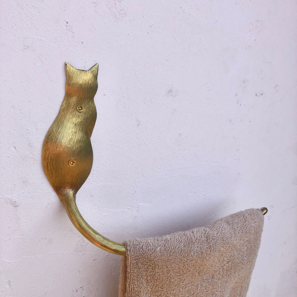 真鍮製　猫の後ろ姿のタオルハンガー 2枚目の画像