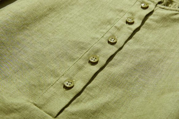 休閒成人可愛感的亞麻襯衫，褶邊領口，100%亞麻，深黃綠色，略帶灰色 240323-4 第5張的照片