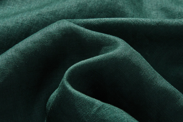 さり気ない大人の可愛さを感じられるリネンブラウス  フリルネック　リネン100％　濃い緑色　240323-5 10枚目の画像
