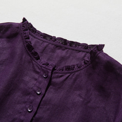 さり気ない大人の可愛さを感じられるリネンブラウス  フリルネック　リネン100％　深い紫色　240323-6 2枚目の画像