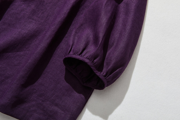 さり気ない大人の可愛さを感じられるリネンブラウス  フリルネック　リネン100％　深い紫色　240323-6 6枚目の画像