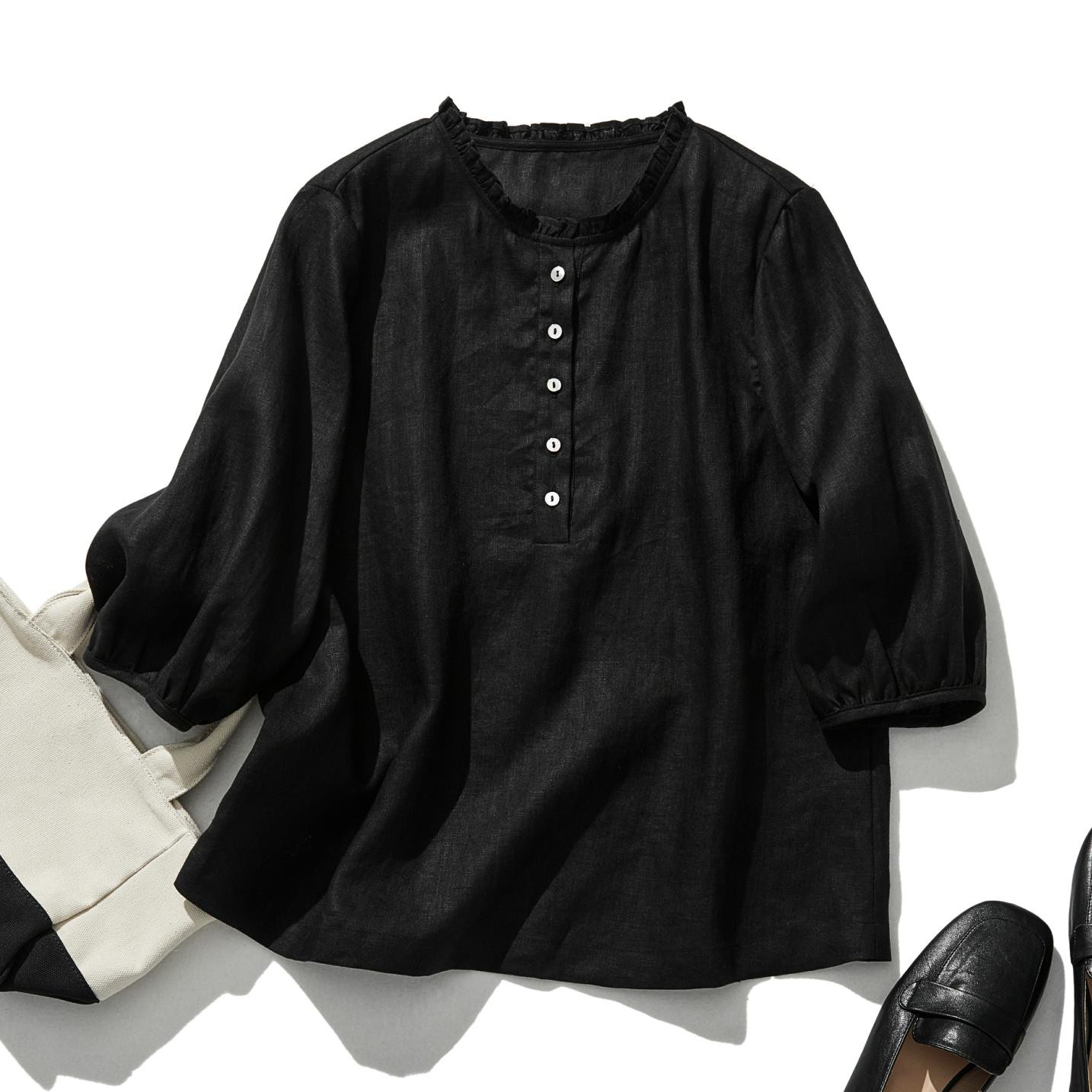 さり気ない大人の可愛さを感じられるリネンブラウス  フリルネック　リネン100％　ブラック　240323-7