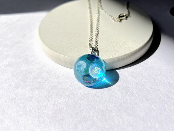 クラゲの幻想アクアブルーネックレス / 海 / ファンタジー ネックレス