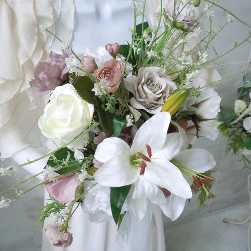 ◇カサブランカとグレイッシュローズのクラッチブーケ◇ウエディング