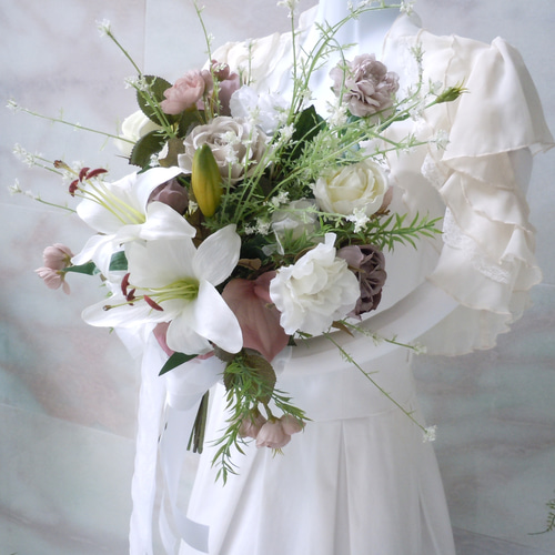 ◇カサブランカとグレイッシュローズのクラッチブーケ