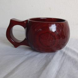 赤色が鮮やかなパドウクの一木彫りコーヒーカップ 4枚目の画像