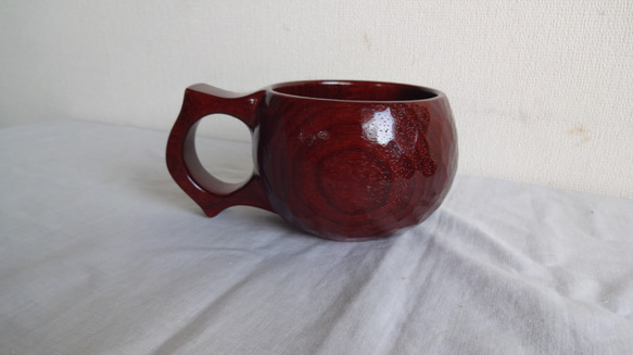 赤色が鮮やかなパドウクの一木彫りコーヒーカップ 4枚目の画像