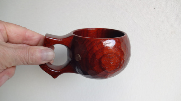 赤色が鮮やかなパドウクの一木彫りコーヒーカップ 9枚目の画像