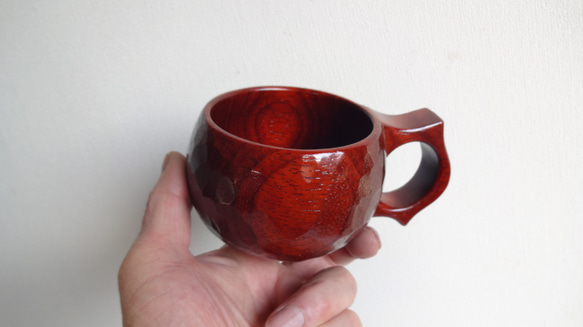 赤色が鮮やかなパドウクの一木彫りコーヒーカップ 10枚目の画像