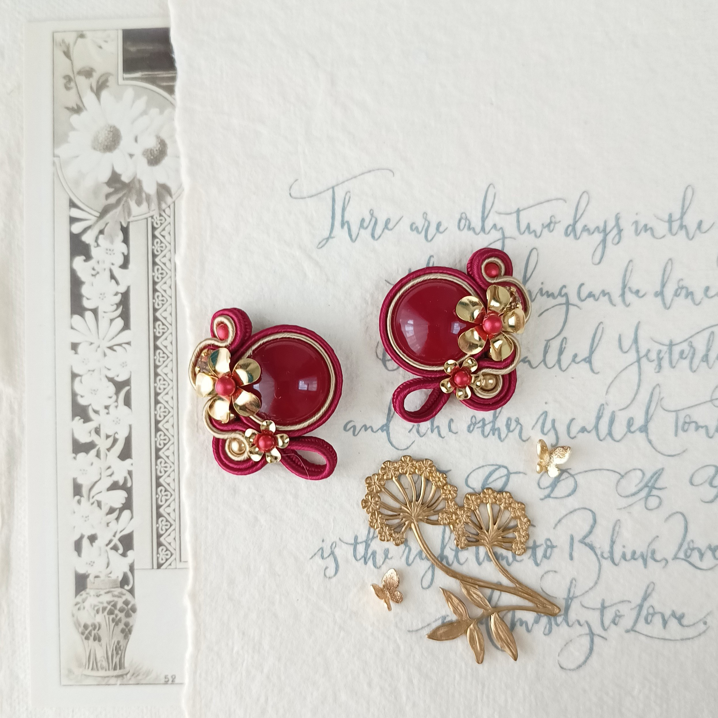 ふたつのお花　ソウタシエ　ピアス　チェリーレッド　イヤリング　カボション18mm