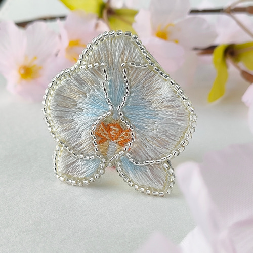 受注制作】胡蝶蘭の刺繍ブローチ(大) 入学式 卒園 フォーマル ブローチ