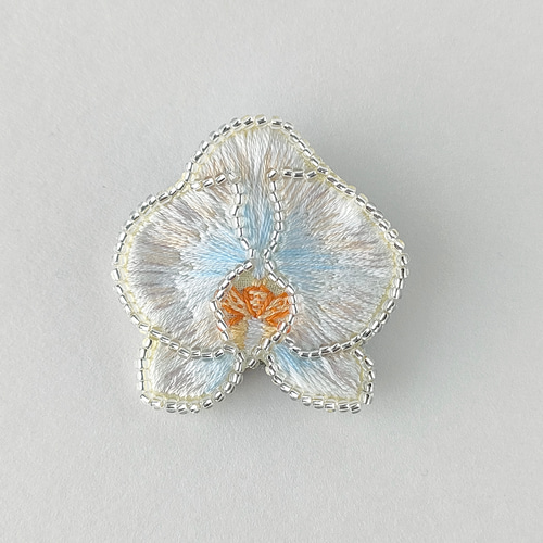 受注制作】胡蝶蘭の刺繍ブローチ(大) 入学式 卒業式 フォーマル