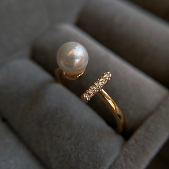 氧化鋯線和貝殼珍珠開口戒指 第1張的照片