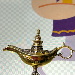 496 アラジンの魔法のランプ‼️可愛いランプブローチ(1点物)こすってみたら？、、、Ａ 1枚目の画像