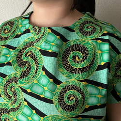 アフリカンバティック柄ネック後ろゴムで着やすいゆったりワンピース　ふわっとした着こなしで柄を楽しむ　幾何学柄緑 12枚目の画像