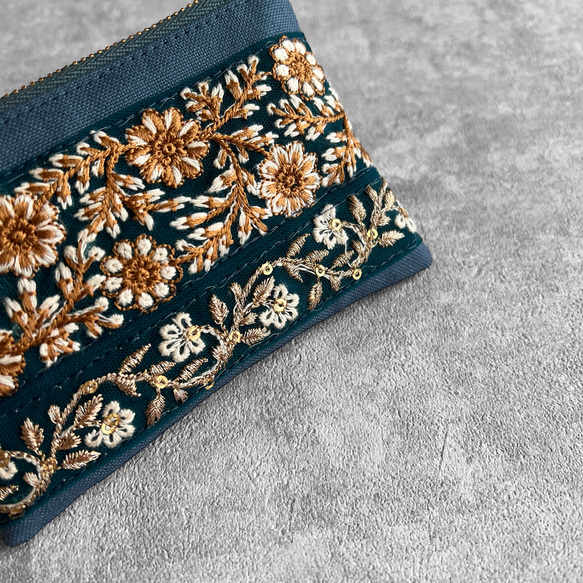 アンティークブルー/インド刺繍×帆布★キーホルダー付きフラットポーチ/マルチケース 3枚目の画像