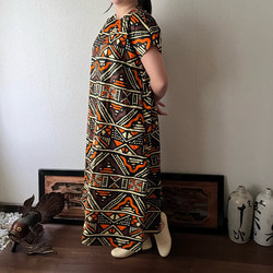 アフリカンバティック柄ネック後ろゴムで着やすいゆったりワンピース　ふわっとした着こなしで柄を楽しむ　幾何学柄茶 8枚目の画像