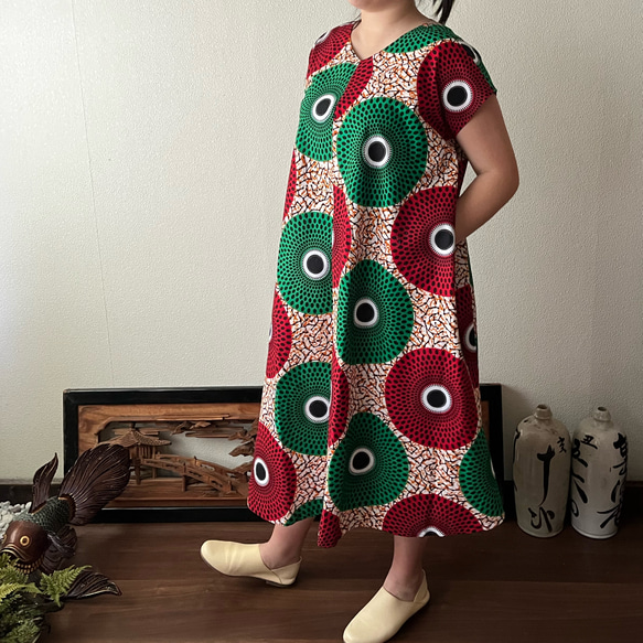 アフリカンバティック柄VネックのAラインワンピース　シンプルな形で柄を楽しむ　波紋柄緑赤 4枚目の画像