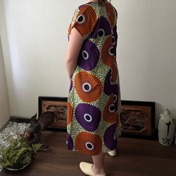 アフリカンバティック柄VネックのAラインワンピース　シンプルな形で柄を楽しむ　波紋柄紫オレンジ 9枚目の画像