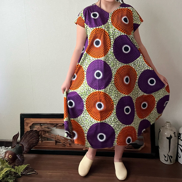 アフリカンバティック柄VネックのAラインワンピース　シンプルな形で柄を楽しむ　波紋柄紫オレンジ 1枚目の画像