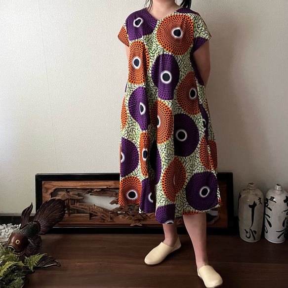 アフリカンバティック柄VネックのAラインワンピース　シンプルな形で柄を楽しむ　波紋柄紫オレンジ 7枚目の画像