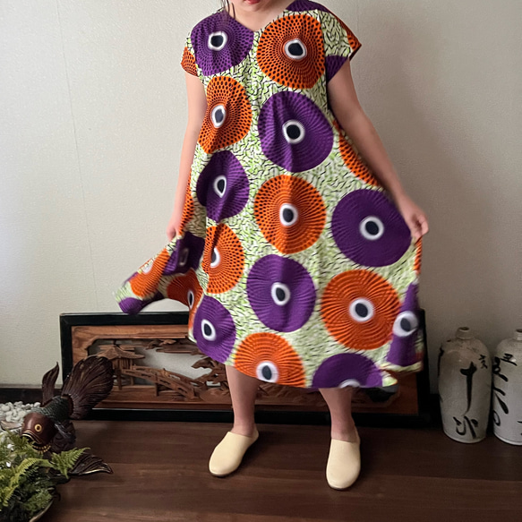 アフリカンバティック柄VネックのAラインワンピース　シンプルな形で柄を楽しむ　波紋柄紫オレンジ 5枚目の画像