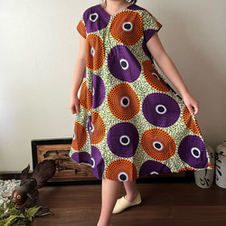 アフリカンバティック柄VネックのAラインワンピース　シンプルな形で柄を楽しむ　波紋柄紫オレンジ 2枚目の画像