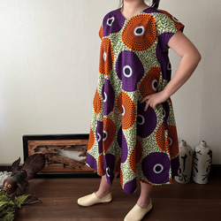 アフリカンバティック柄VネックのAラインワンピース　シンプルな形で柄を楽しむ　波紋柄紫オレンジ 3枚目の画像