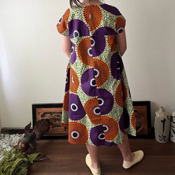 アフリカンバティック柄VネックのAラインワンピース　シンプルな形で柄を楽しむ　波紋柄紫オレンジ 10枚目の画像