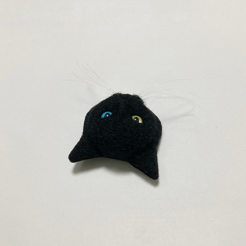羊毛フェルト 猫ブローチ 黒猫 オッドアイ ブローチ まめちま 通販