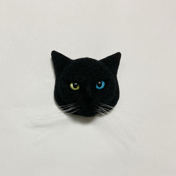 羊毛フェルト 猫ブローチ 黒猫 オッドアイ ブローチ まめちま