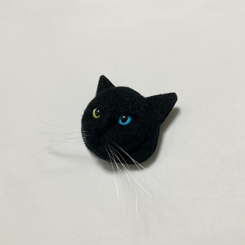 羊毛フェルト 猫ブローチ 黒猫 オッドアイ ブローチ まめちま 通販