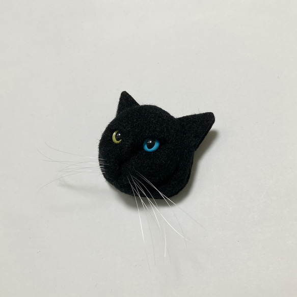羊毛フェルト 猫ブローチ 黒猫 オッドアイ 2枚目の画像