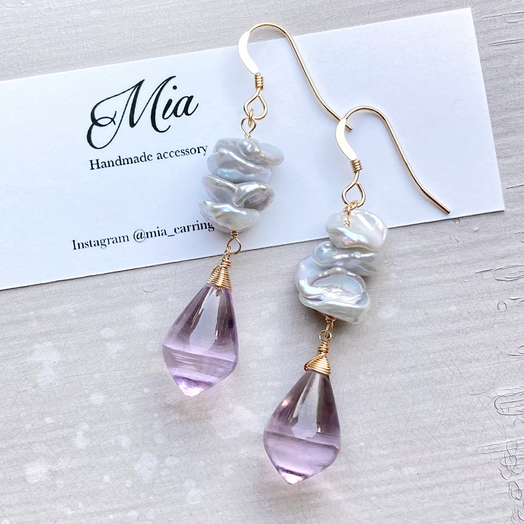 ライトグレーの花びらケシパール＆アメジストのピアス　14kgf