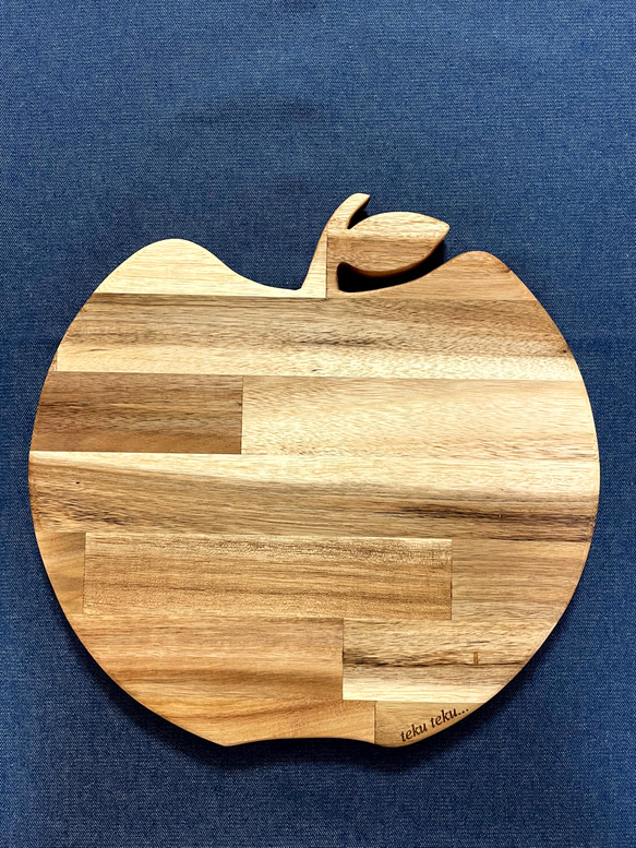 【カッティングボード(りんご型)】 木製　 ピザプレート　ケーキプレート 1枚目の画像