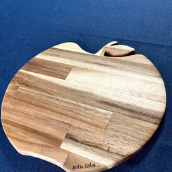 【カッティングボード(りんご型)】 木製　 ピザプレート　ケーキプレート 2枚目の画像