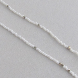 マット スノー ホワイト KABURU 留め具のない かぶるタイプのガラスビーズネックレス 白 ホワイト 8枚目の画像