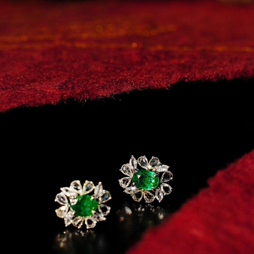 エメラルド&ホワイトサファイアピアスk18 ピアス（スタッド・一粒  