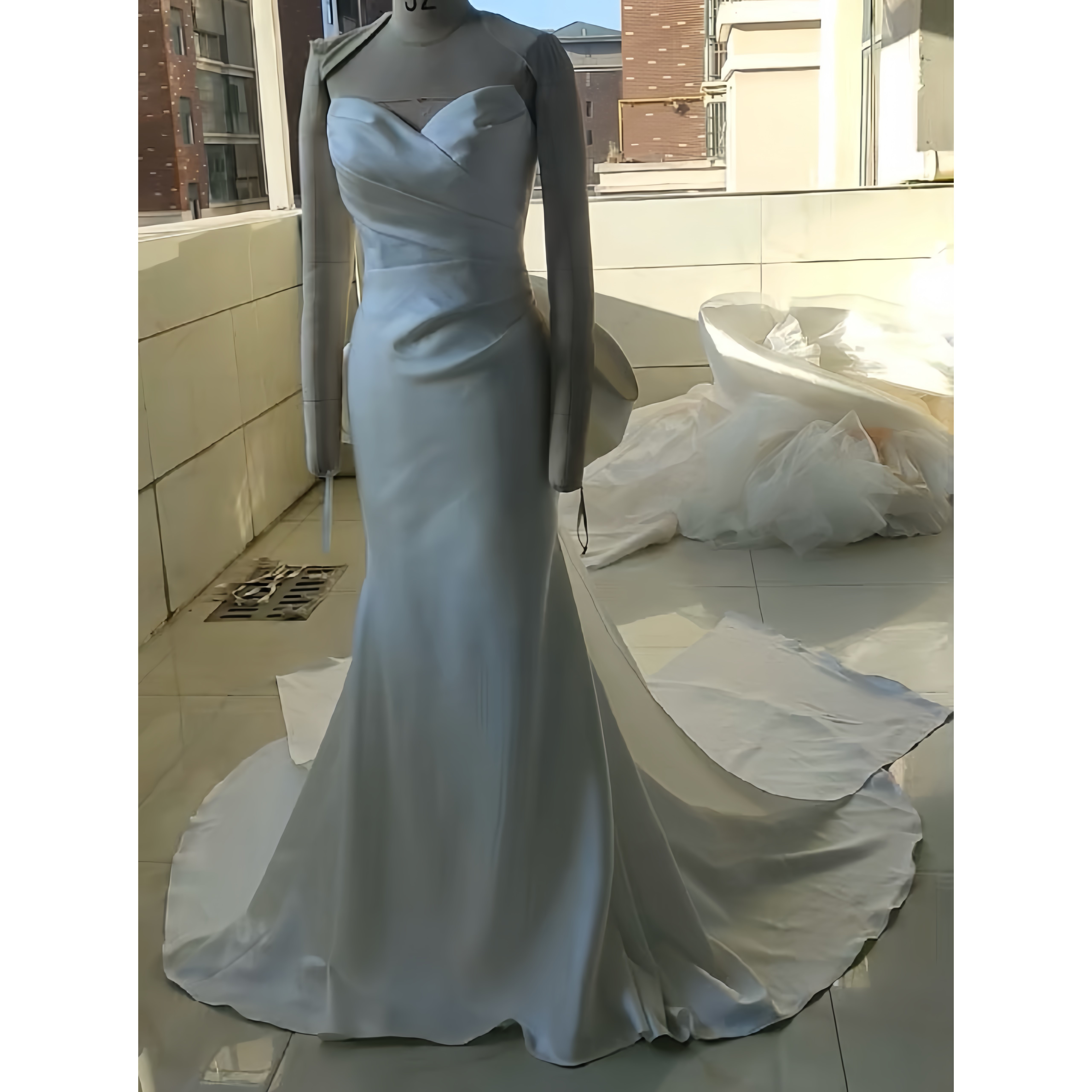 高品質保証！マーメイドドレス　チューブトップ　オフホワイト　上品　エレガントなシルエット　ロングトレーン披露宴挙式前撮り